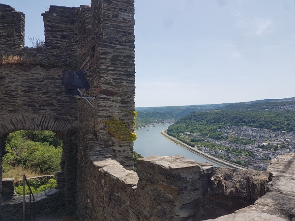 Blick über die Mauern von Burg Liebenstein ins Mittelrheintal