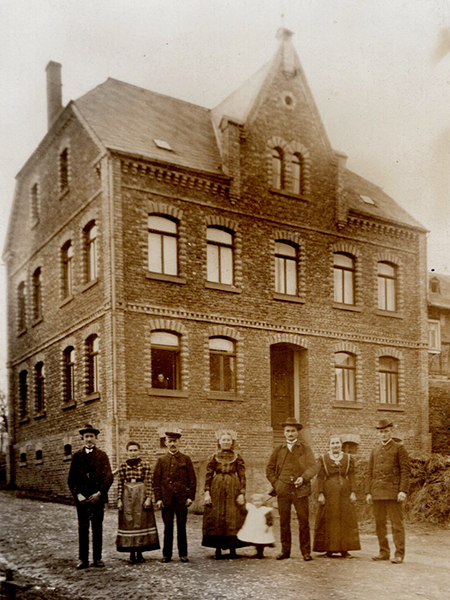 Historische Aufnahme der Ferienwohnung Rhein-Lahn-Glück von 1906 mit den Erbauern im Vordergrund