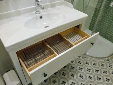 Geöffnete Schublade des Waschbeckenschranks im Badezimmer der Mittelrhein-Ferienwohnung.