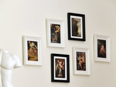 Bildergalerie mit historischen Loreley-Kunstwerken im Schlafzimmer der Ferienwohnung Rhein-Lahn-Glück in Himmighofen.
