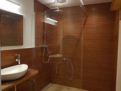 Die Sauna-Dusche der Ferienwohnung am Mittelrhein mit Regenschauer-Dusche und Kneippschlauch, Waschbecken und Spiegel.