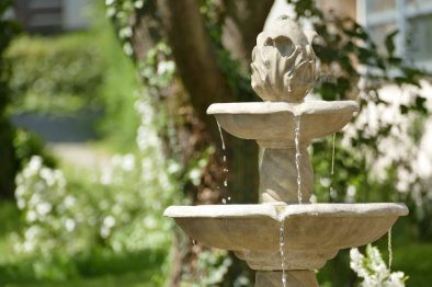 Plätschernder Springbrunnen im Garten der Ferienwohnung Rhein-Lahn-Glück mit zwei Schalen, aus denen das Wasser rinnt.