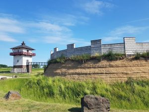 Ferienwohnung Mittelrhein Ausstattung 15 Das Limeskastell in Pohl am Limes-Wanderweg und Radweg mit Turm und Mauer auf einem Erdwall.