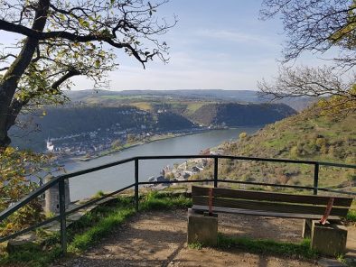 Vom Rheinsteig mit Aussichtsbank geht der Blick über den Rhein nach St. Goar