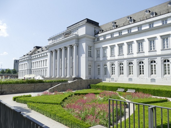 Das Kurfürstliche Schloss in Koblenz mit rheinseitigen Schlossgarten