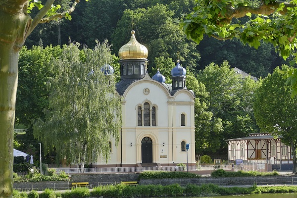 Russisch-orthodoxe Kirche in Bad Ems, umrahmt von Bäumen