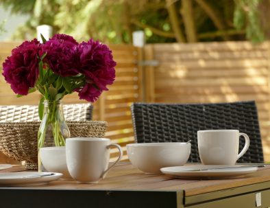 Gedeckter Frühstückstisch mit Blumen auf der Terrasse der Ferienwohnung Rhein-Lahn-Glück