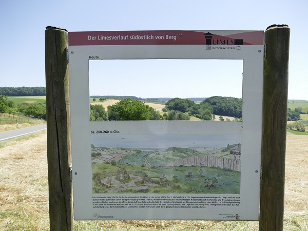 Schild zum Limes bei Berg mit Informationen zum römischen Grenzwall