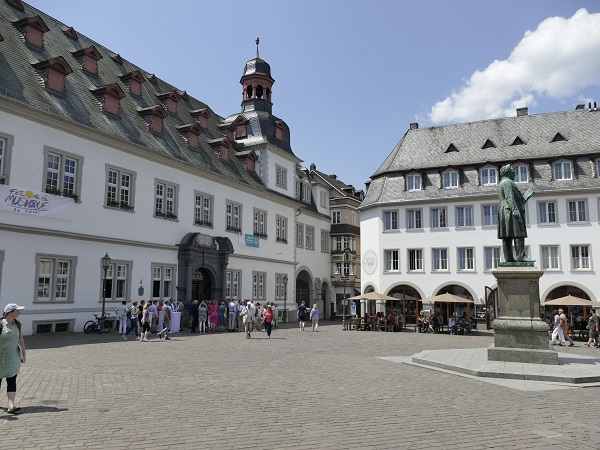 Jesuitenplatz in Koblenz mit Blick auf das Rathaus