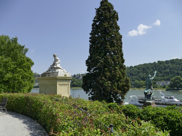 Rheinanlagen Koblenz mit Blick auf Denkmal Vater Rhein und Mutter Mosel und Joseph-Görres-Denkmal