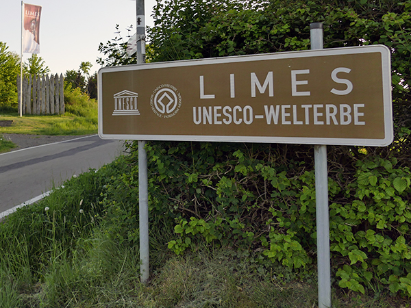 Braunes Schild mit der Aufschrift Limes Unesco-Welterbe