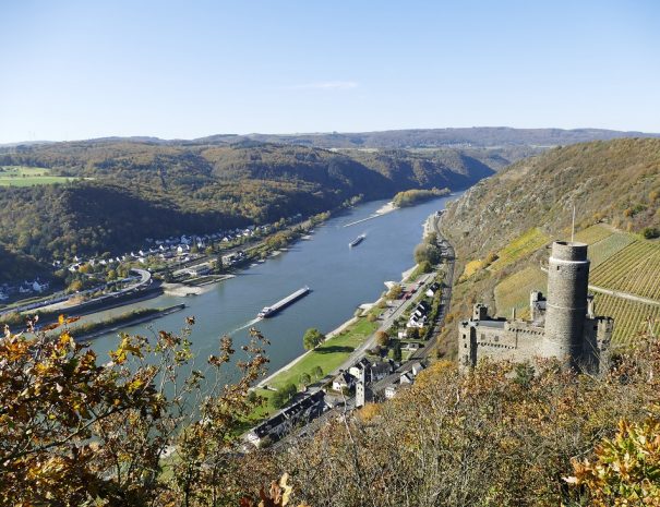 Blick auf Burg Maus bei Wellmich und ins Rheintal