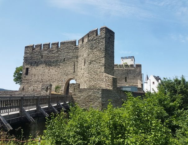 Die Schildmauer der Burg Sterrenberg mit Brücke