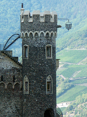 Turm der Burg Rheinstein bei Trechtingshausen mit dem Strafkorb