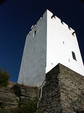 Blick von unten auf den Bergfried von Burg Sterrenberg bei Kamp-Bornhofen