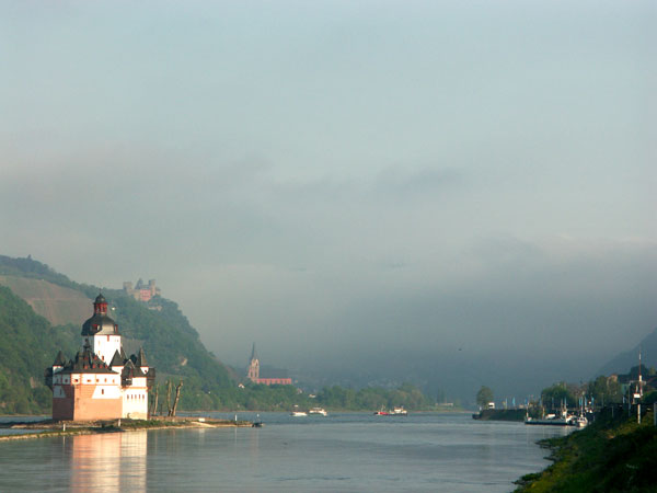 pfalzgrafenstein-kaub-im-Morgennebel