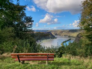 Wandern im Mittelrheintal - sagenhaft schön 11 traumschleife-mittelrhein-blick-st-goarshausen-burg-katz