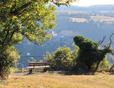 Eine Bank auf der Höhe bei Patersberg, im Hintergrund ist Burg Rheinfels zu sehen