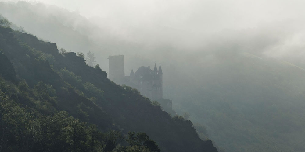 Burg Katz bei St. Goarshausen am Mittelrhein im Herbstnebel
