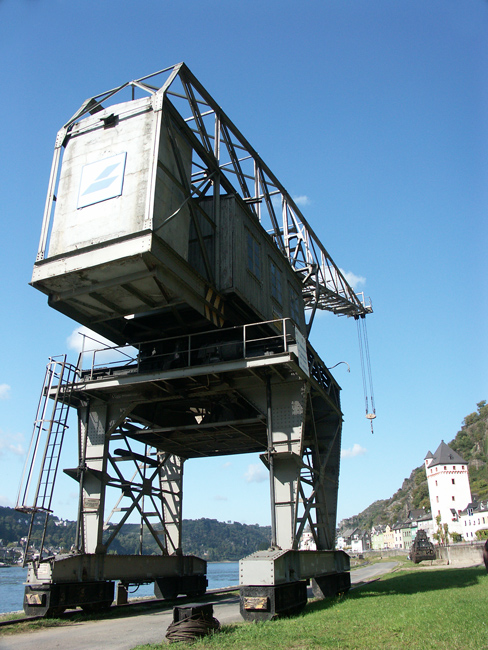 historischer Kran am Rheinufer bei St. Goarshausen