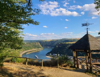 Blick ins Rheintal, im Vordergrund der Aussichtspunkt Dreiburgenblick bei Patersberg mit Holzhütte