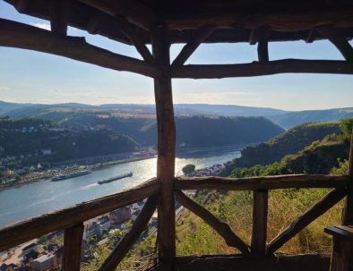 Blick durch die Balken der Aussichtshütte Dreiburgenblick bei Patersberg ins Mittelrheintal