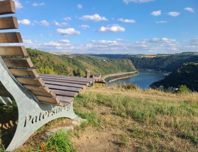 Blick ins Rheintal bei Patersberg, im Vordergrund steht eine Wellnessbank