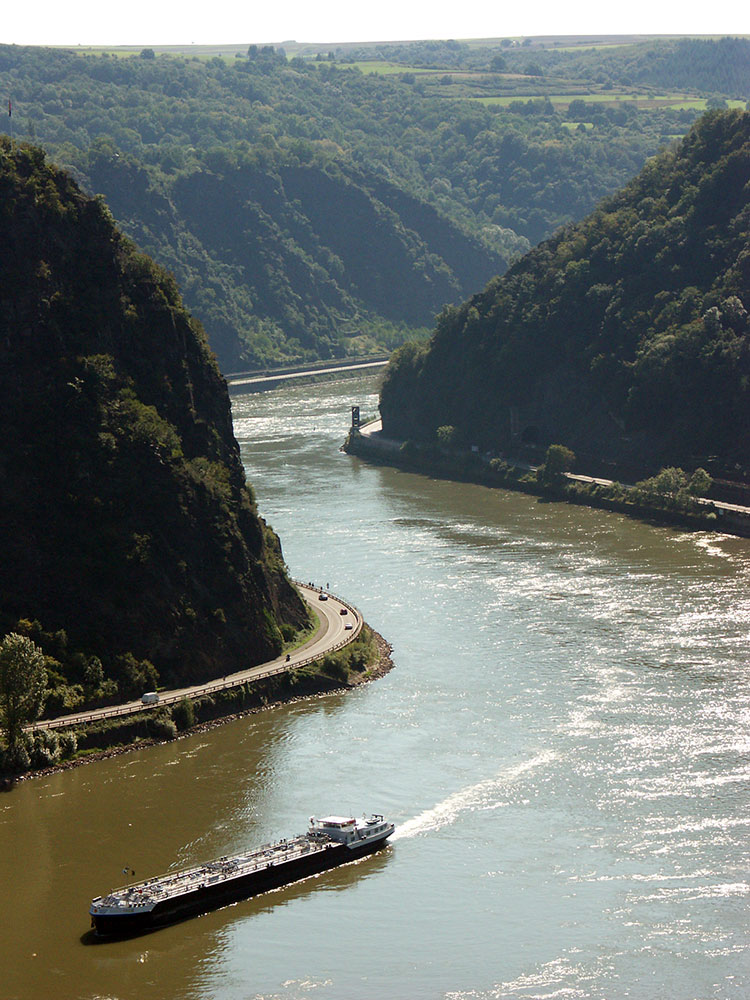 Containerschiff auf dem Rhein vor dem Hintergrund der Loreley.