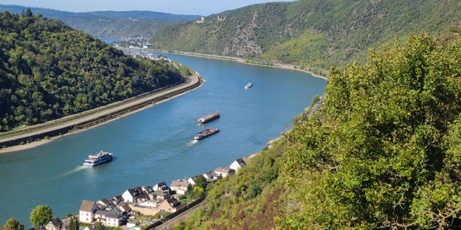 Schiffe auf dem Mittelrhein bei Kamp-Bornhofen