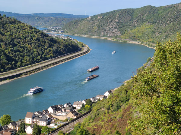 Blick von oben auf dem Rhein zwischen Kestert und Kamp-Bornhofen, mit Schiffen auf dem Rhein
