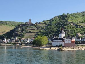 Ferienwohnung Mittelrhein Ausstattung 11 Blick über den Rhein auf die Pfalzgrafenstein und die Burg Gutenfels oberhalb von Kaub