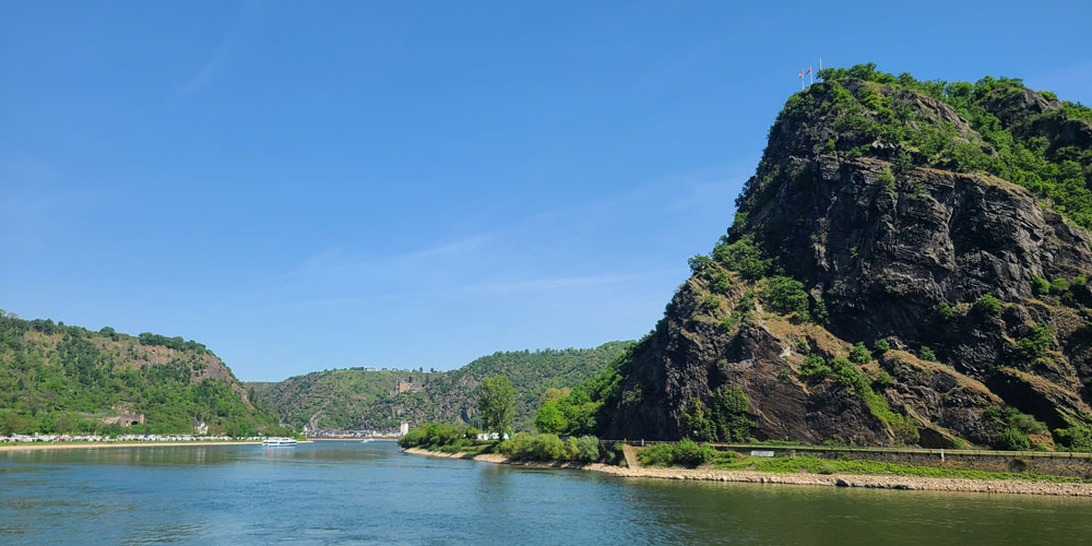 Blick vom linksrheinischen Ufer auf den Loreleyfelsen