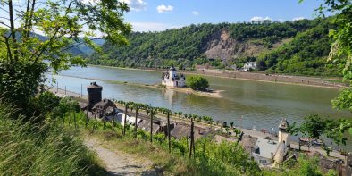 Blick ins Mittelrheintal auf die Burg Pfalzgrafenstein mit einem Wanderweg im Vordergrund