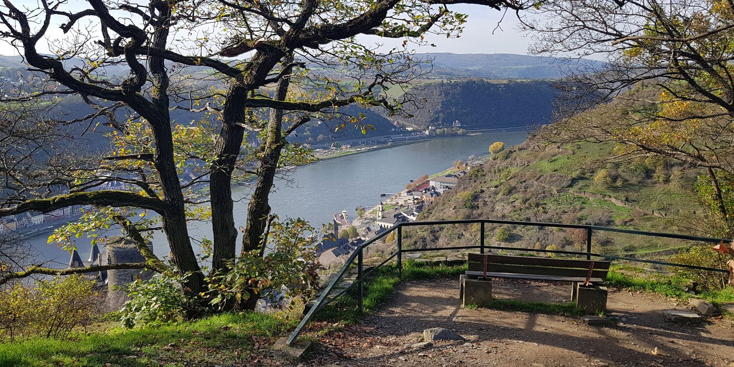 Blick ins Mittelrheintal bei St. Goar und St. Goarshausen mit Burg Katz im Vordergrund