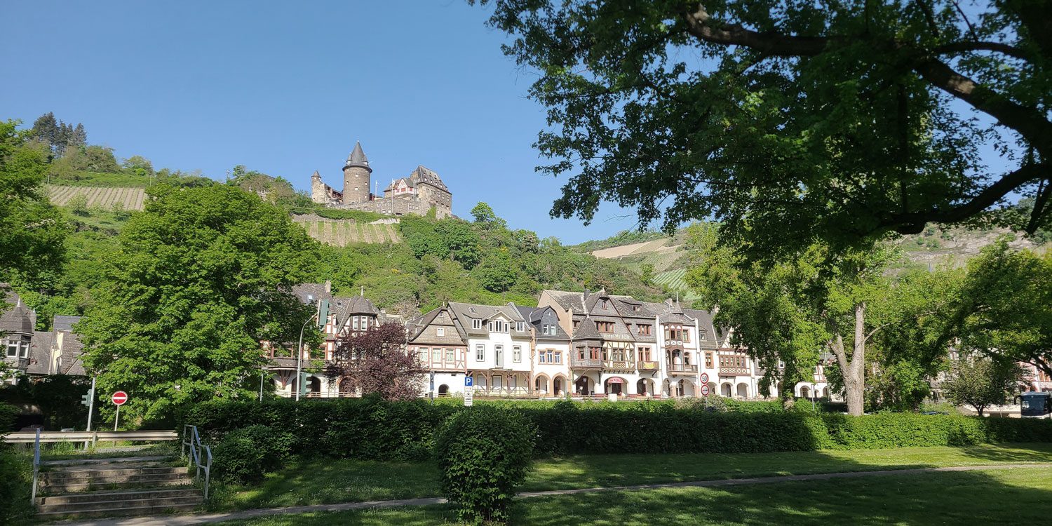 Blick auf Bacharach im Oberen Mittelrheintal vom Rheinufer aus
